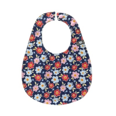 Babete de tecido azul escuro com padrão de flores coloridas e fecho em molas de pressão cor de rosa