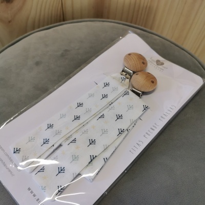 Prendedor de chupeta com tecido estampado e presilhas de madeira