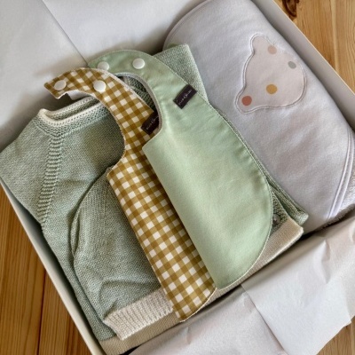 Conjunto para bebé com camisola verde, babetes e manta com urso em caixa branca