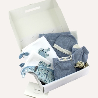 Caixa aberta com roupa de bebé azul e branca