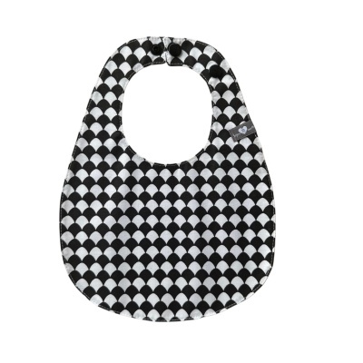 Babete preto e branco com padrão e fecho por botões