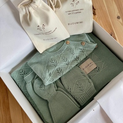 Conjunto de roupa de bebé verde seco em malha com botões de madeira e dois sacos de algodão com texto da marca BIJOUMIMI