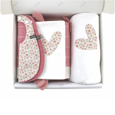 Conjunto de acessórios têxteis para cozinha com padrão floral rosa e branco, numa caixa branca