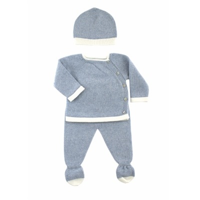 Conjunto de roupas de bebé em malha azul e branca composto por camisola, calças e gorro