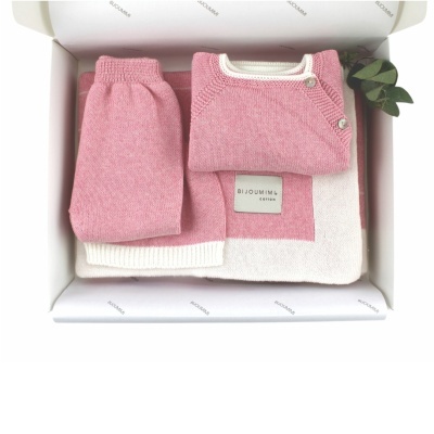 Conjunto de roupa de bebé cor-de-rosa de algodão em caixa aberta com etiqueta BIJOUMIMI.