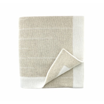 Manta dobrada bege e branca com listras largas