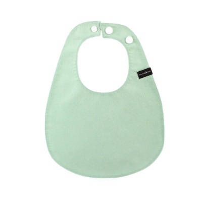 Babete de bebé verde claro com fecho de pressão e etiqueta NAT & NOOR