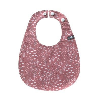 Babete de bebé rosa com padrão floral branco e fecho de botão