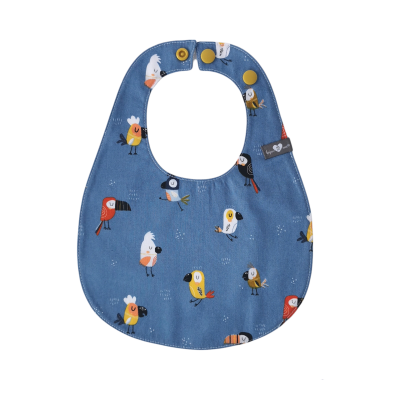 Babete azul com estampado de pássaros coloridos e botões de pressão amarelos