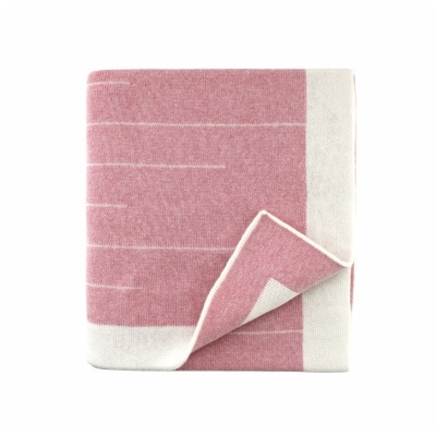 Manta rosa e branca dobrada com padrão listrado