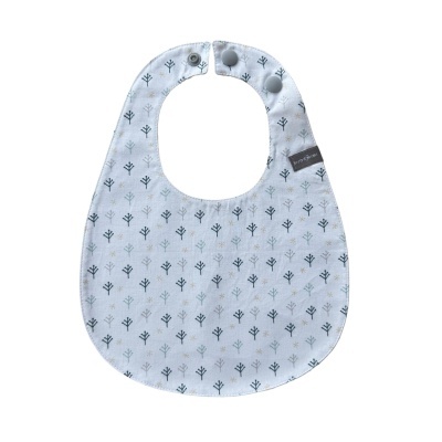 Babete branco com padrão de árvores, fecho de botões cinzentos e etiqueta BIJO & MIMI.