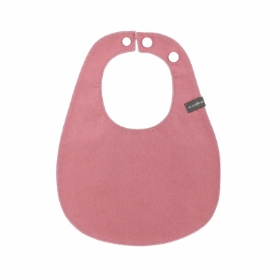 Babete rosa suave com fecho de pressão e etiqueta preta.