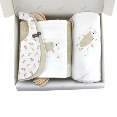 Conjunto de babete, toalha e manta com estampa de folhas e aplique de ovelha em caixa branca