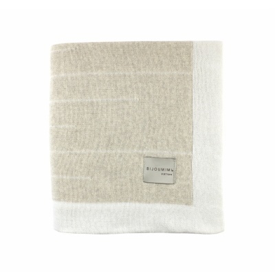 Manta quadrada bege e branca com etiqueta BIJOUXIMI EDITION