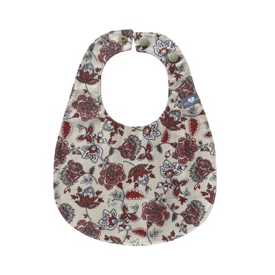 Babete com padrão floral vermelho, branco e cinzento em fundo bege