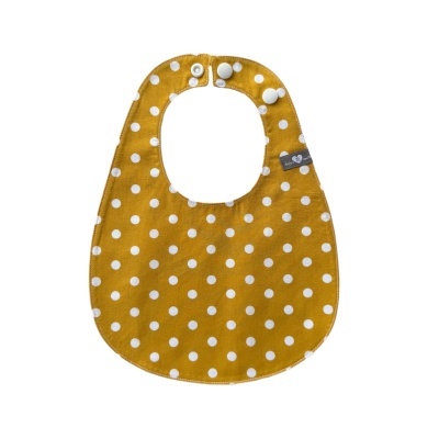 Babete amarelo com bolinhas brancas e fecho de pressão