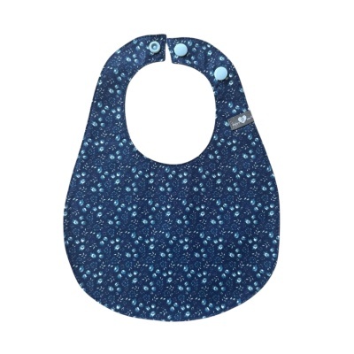 Babete azul escuro com padrão floral e fecho de pressão