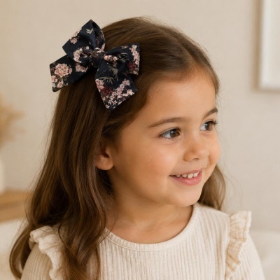 Laço de cabelo azul com flores usado por menina
