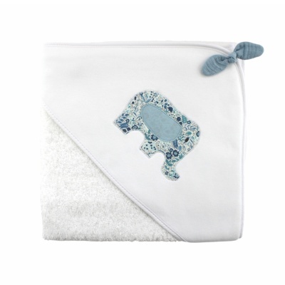 Fralda de bebé branca com patch de elefante azul e padrão floral
