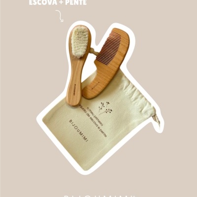 Conjunto de escova e pente de madeira com bolsa de tecido branco e texto