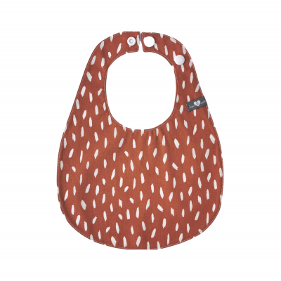 Babete de bebé castanho com manchas brancas e fecho botão