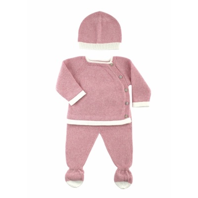 Conjunto de bebé em malha rosa e branca com camisola, calças e gorro