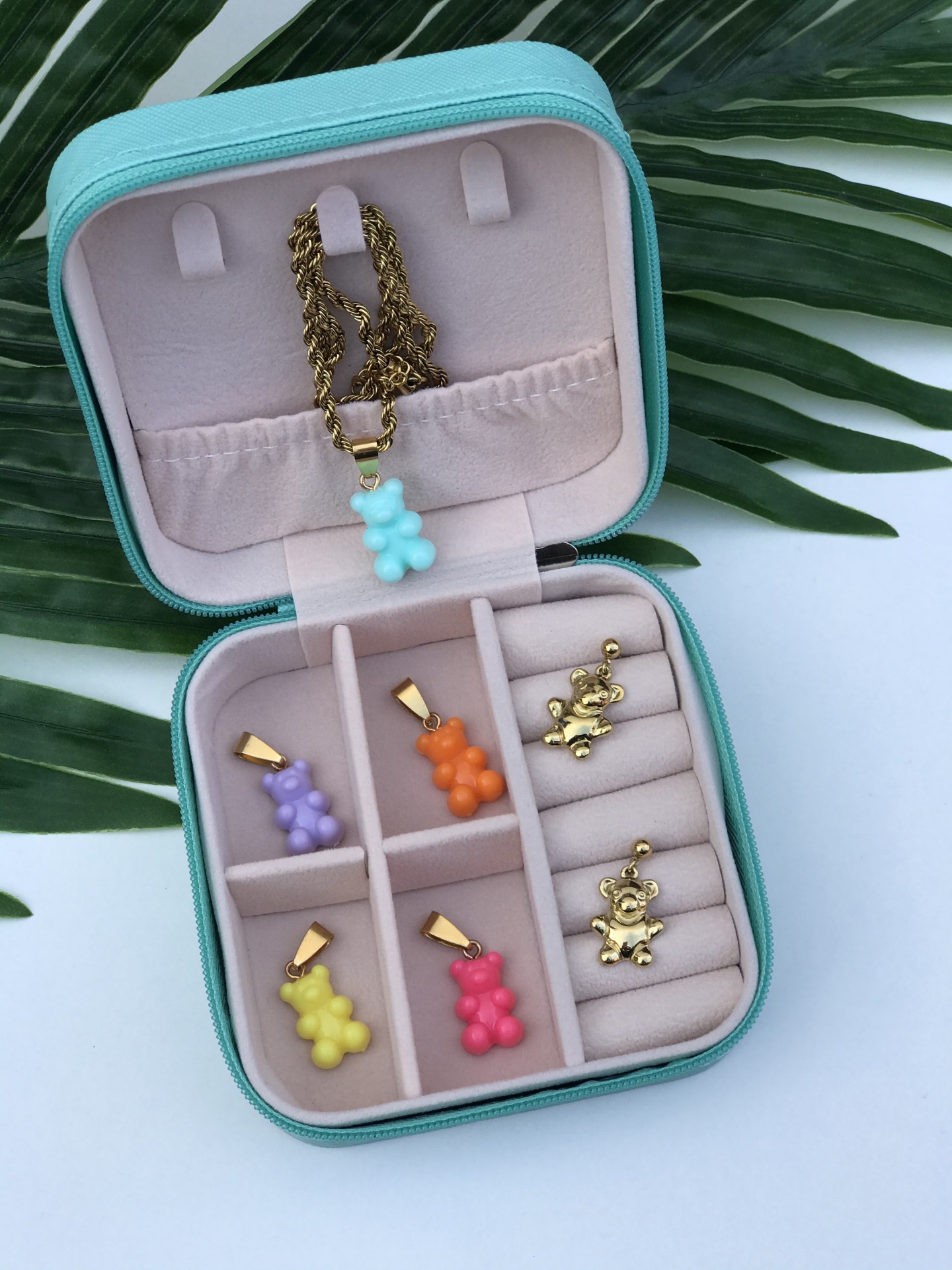 Estojo azul claro com joias ursinho coloridas e douradas