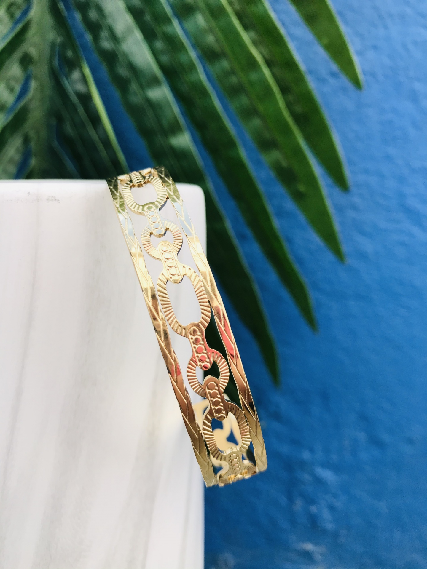 Pulseira de ouro com design de elos entrelaçados