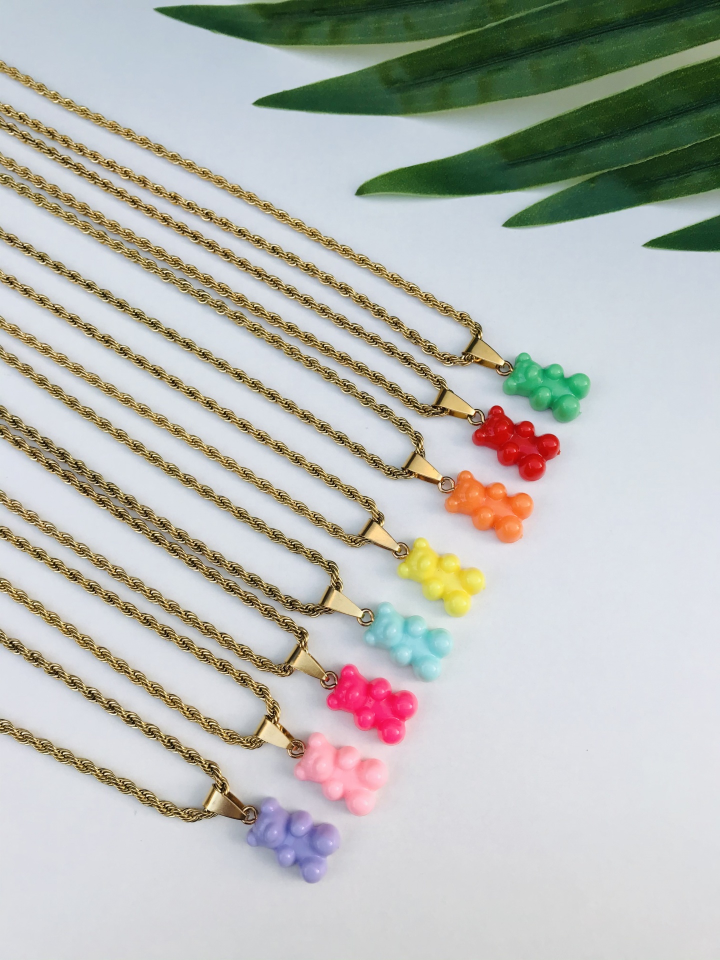 Colares com pendentes em forma de ursinho de gelatina em várias cores com correntes douradas
