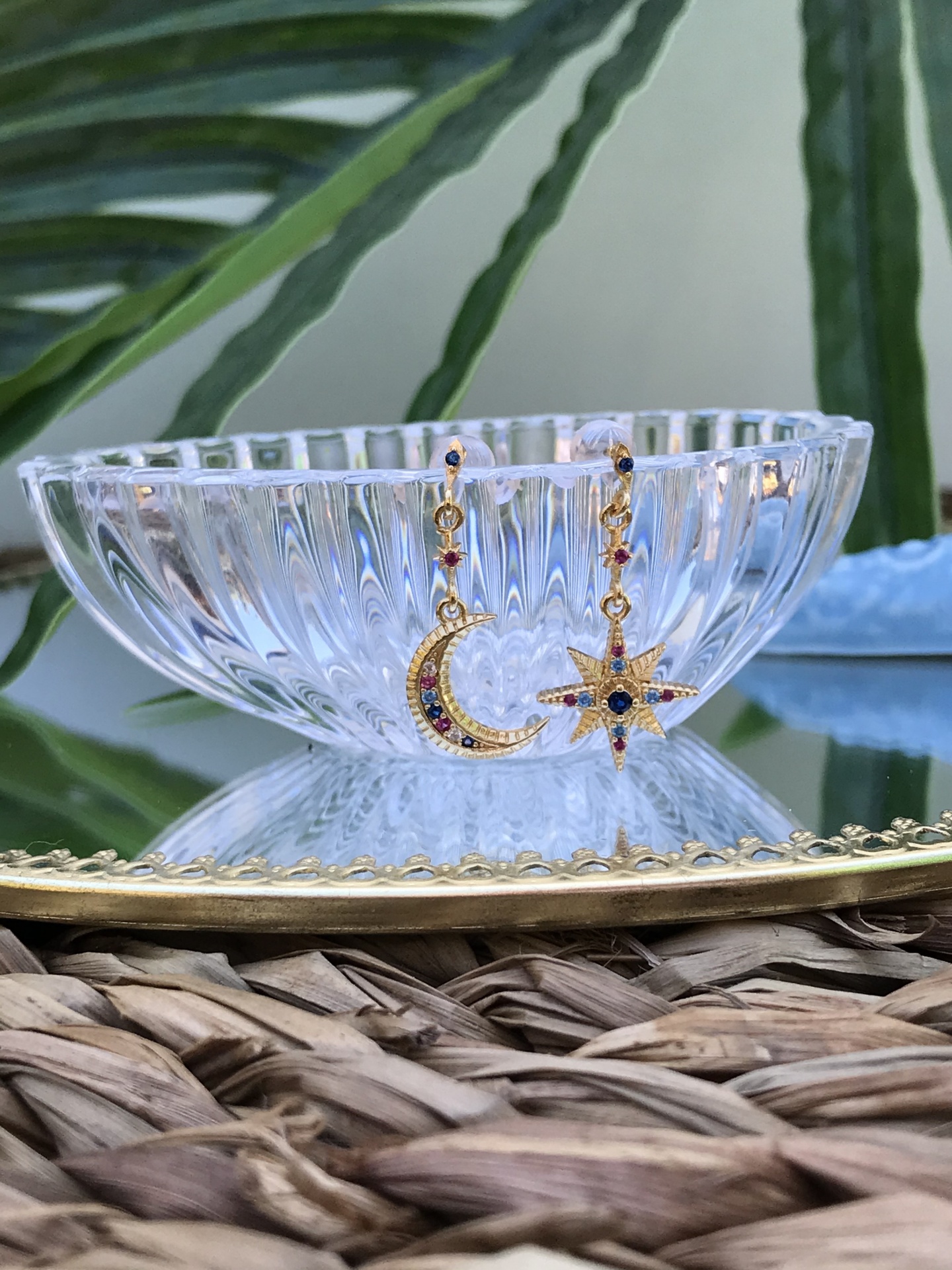 Brincos pendentes dourados com pedra coloridas em taça de vidro