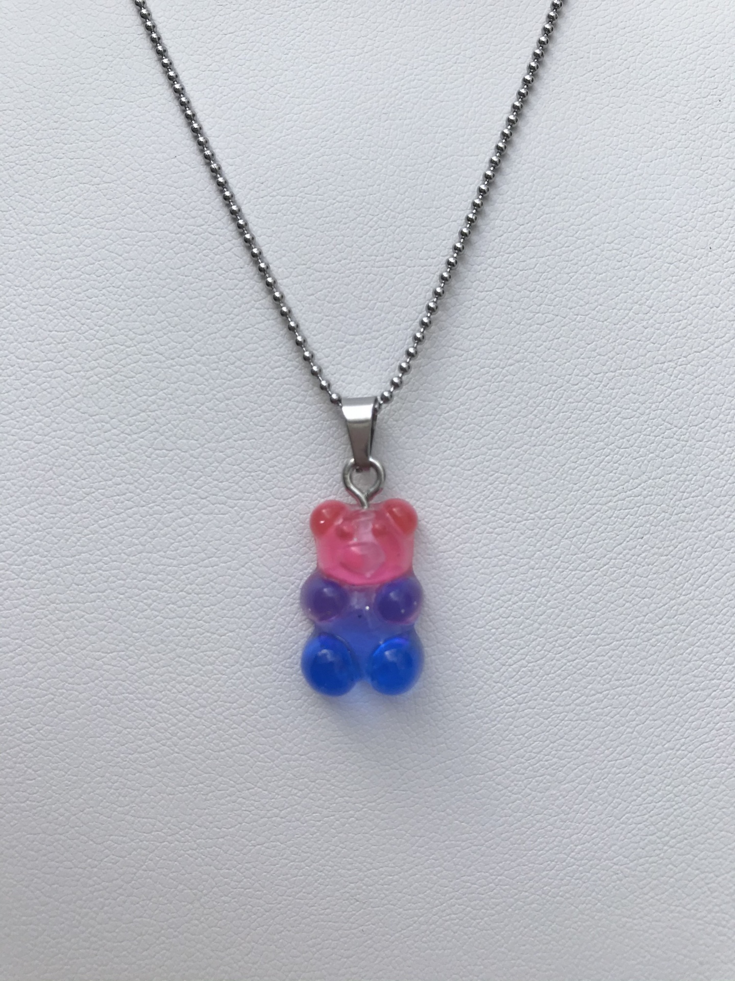 Colar com pendente de ursinho de gelatina colorido