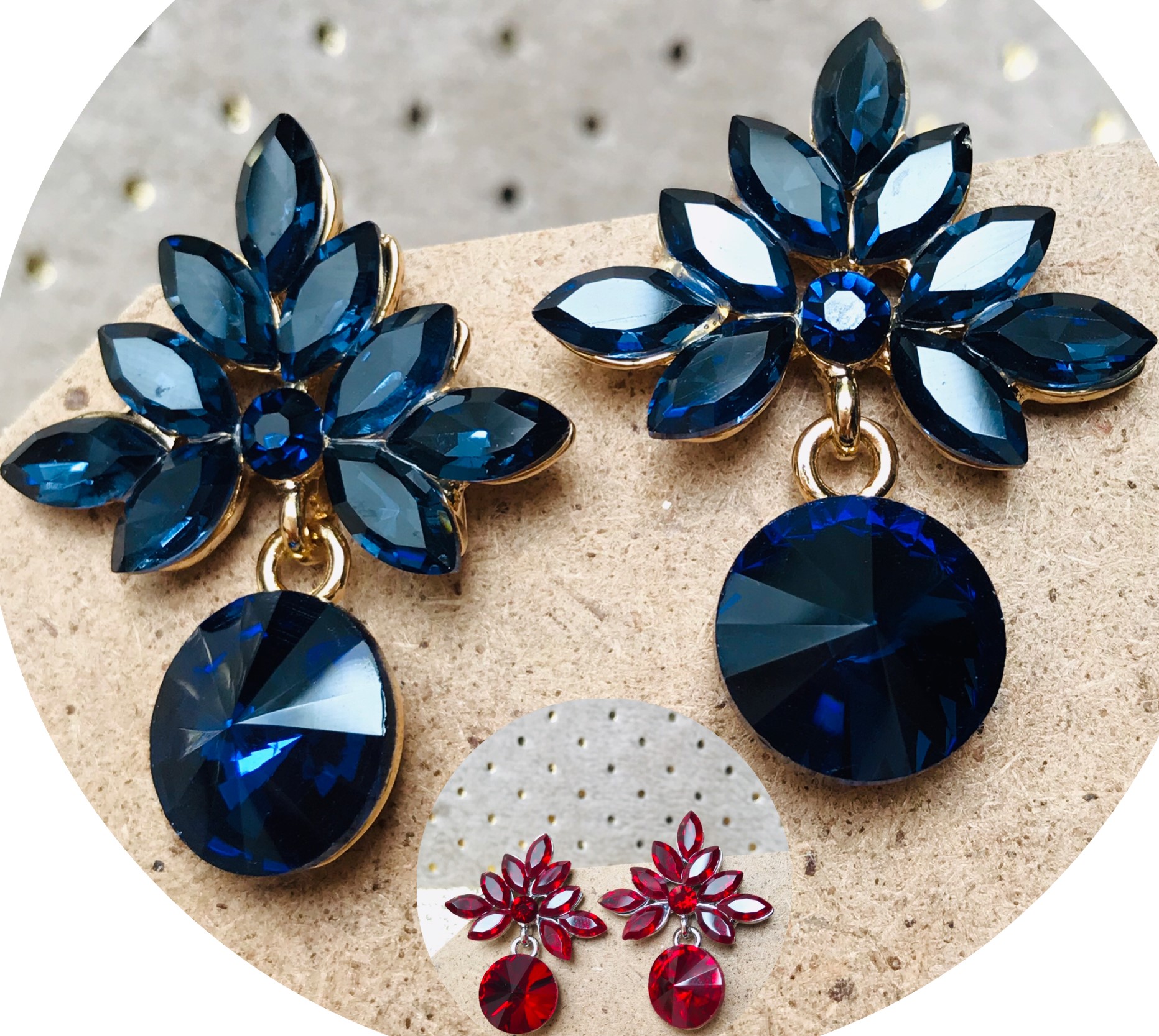 Brincos decorativos azuis em forma de flor com pedra redonda pendente e suporte dourado