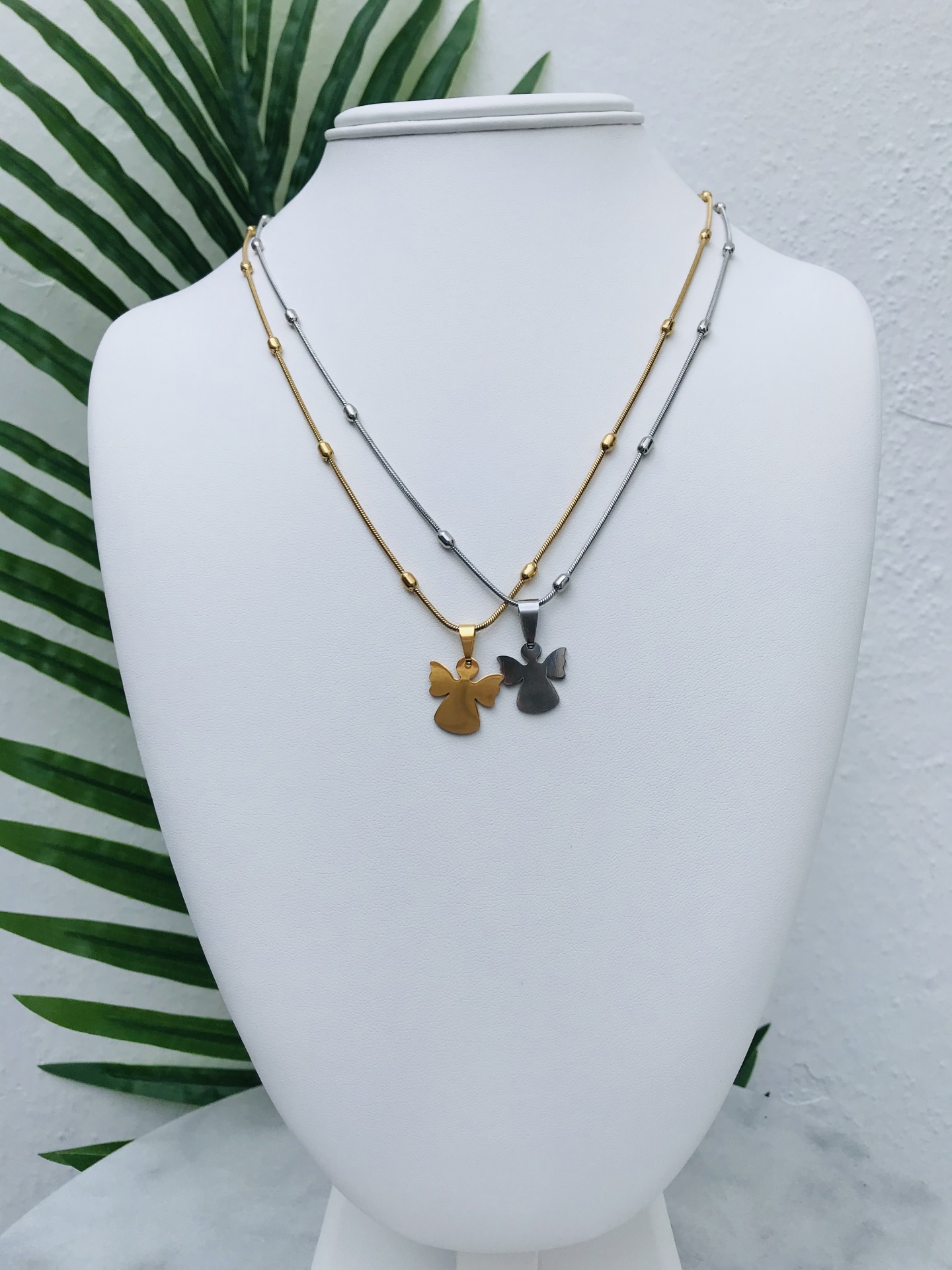 Colares dourado e prateado com pendentes de flor de quatro folhas