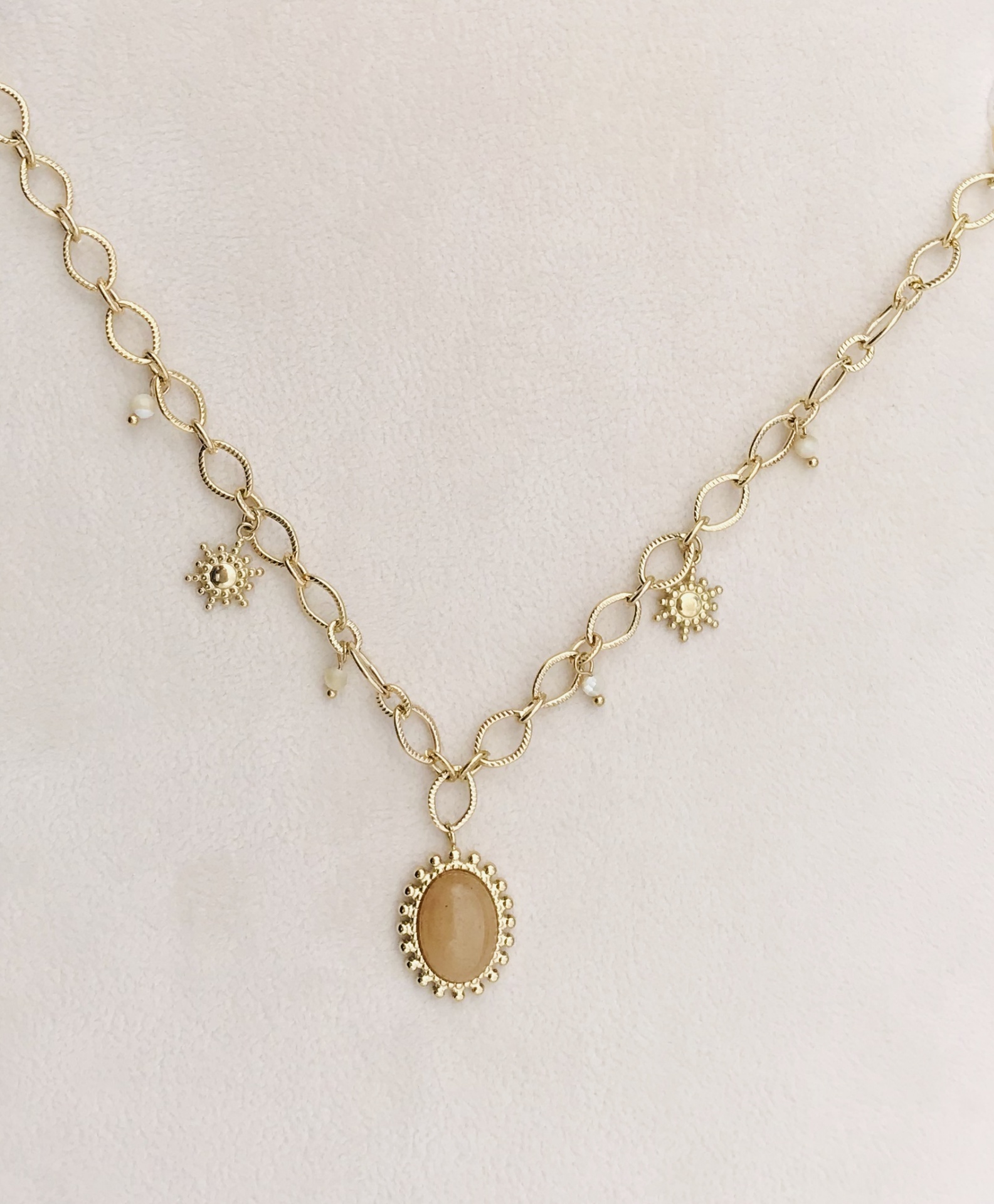 Colar dourado com pendentes pequenos e grande pendente oval