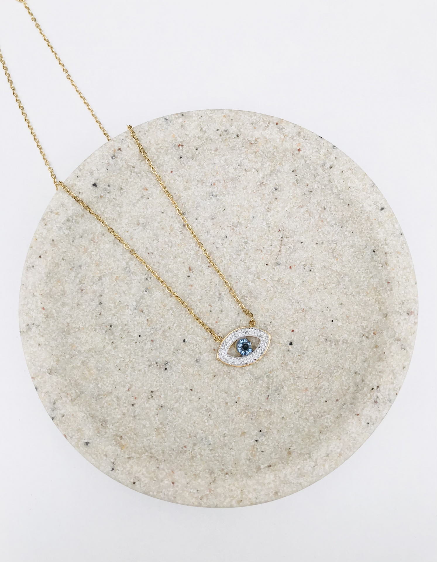 Colar dourado com pendente em forma de olho e pedra azul