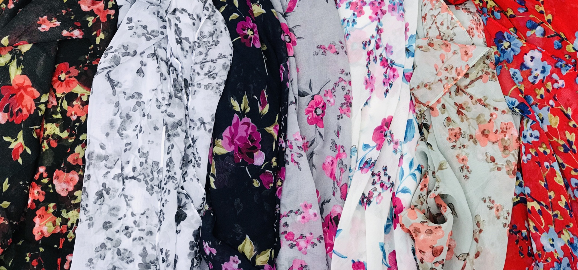 Tecidos estampados com motivos florais coloridos