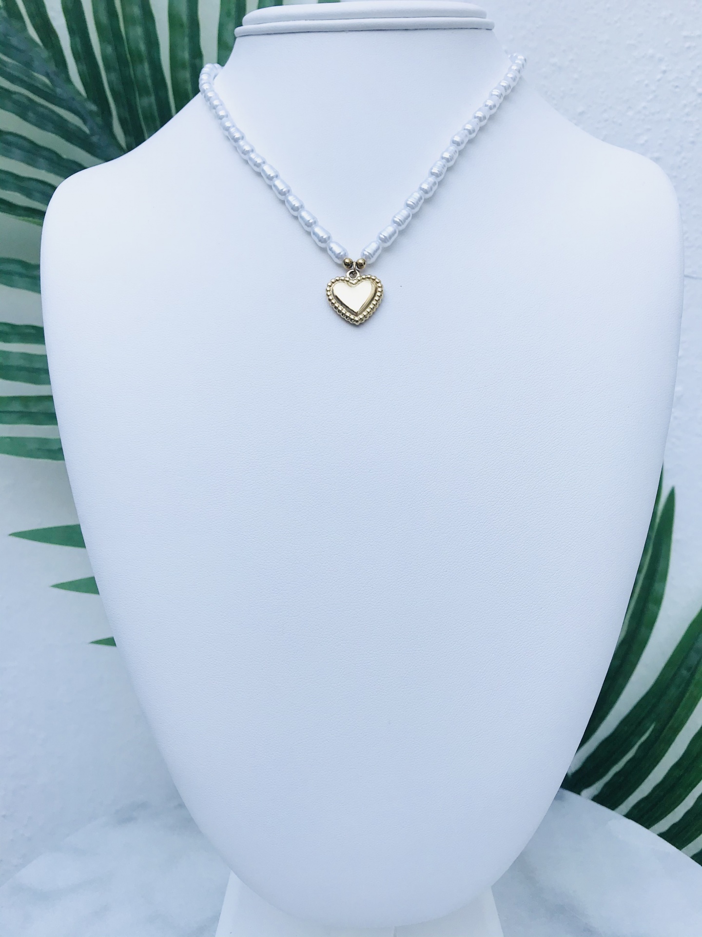 Colar com corrente transparente e pendente de coração dourado