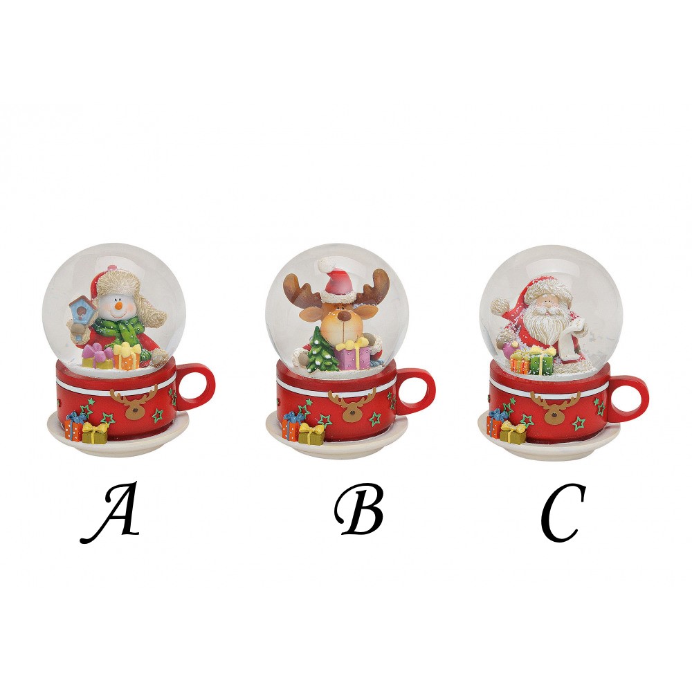 Três globos de neve com bases vermelhas em forma de chávena com figuras natalícias