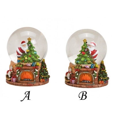 Duas bolas de neve de Natal com Papai Noel, árvore de Natal, lareira e presentes em vidro e resina.