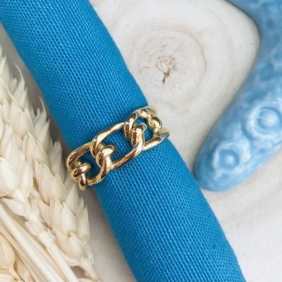 Anel dourado de elos grossos em tecido azul com elementos naturais e figura azul