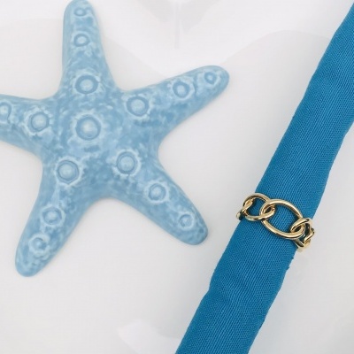Guardanapo azul com argola dourada e decoração estrela do mar azul