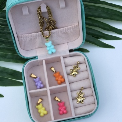 Estojo azul claro com joias ursinho coloridas e douradas