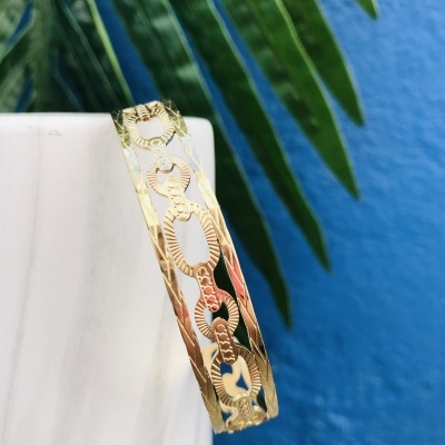 Pulseira de ouro com design de elos entrelaçados