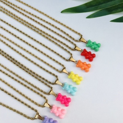 Colares com pendentes em forma de ursinho de gelatina em várias cores com correntes douradas