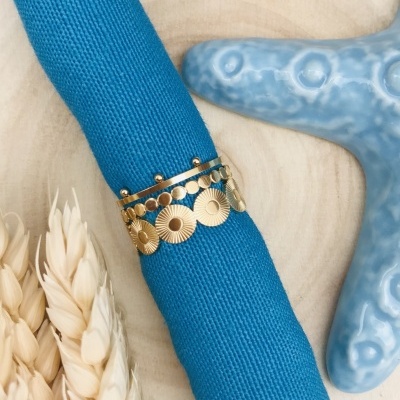 Anel dourado com discos em pano azul enrolado, estrela do mar cerâmica azul e espigas de trigo.