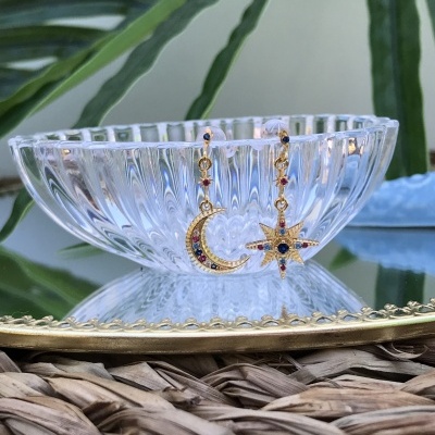 Brincos pendentes dourados com pedra coloridas em taça de vidro