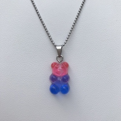 Colar com pendente de ursinho de gelatina colorido