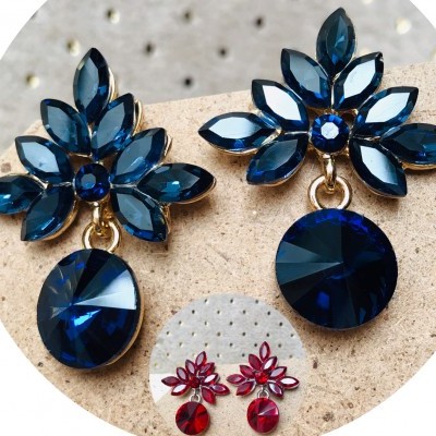 Brincos decorativos azuis em forma de flor com pedra redonda pendente e suporte dourado