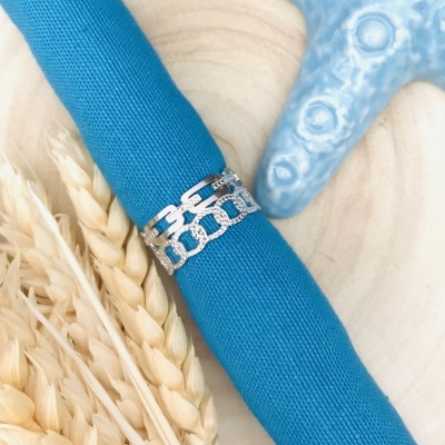 Argola de prata com padrão de elos em tecido azul, espigas secas e estrela-do-mar azul