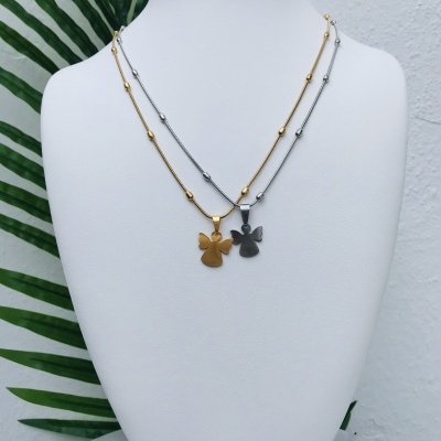 Colares dourado e prateado com pendentes de flor de quatro folhas